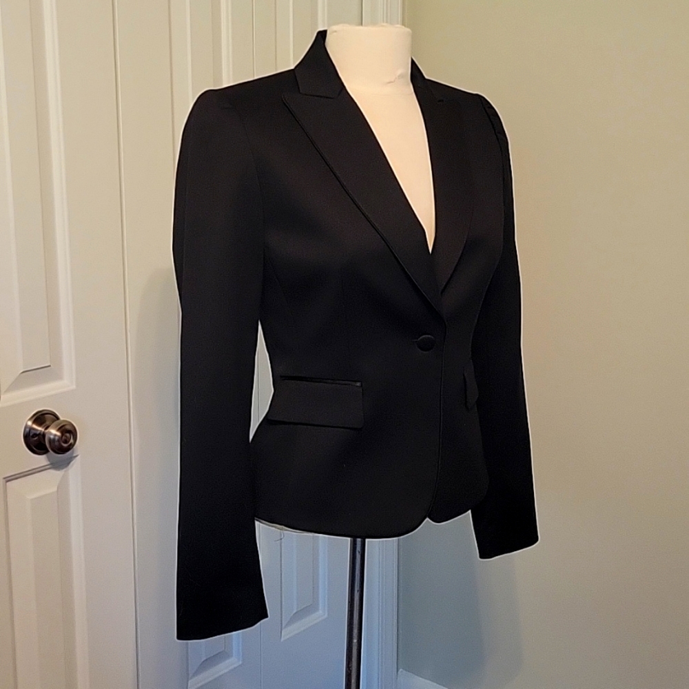 Tahari blazer, short, size 2, black